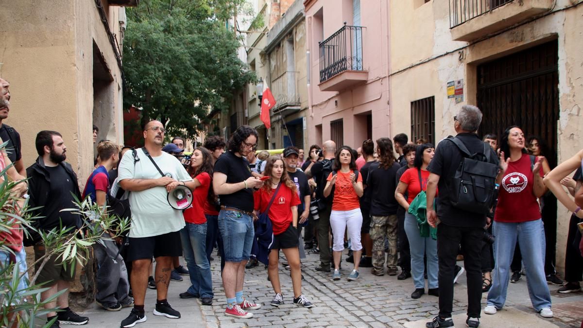 Activistas ante el domicilio de Macarena, este jueves en el barrio de Sant Andreu de Barcelona.