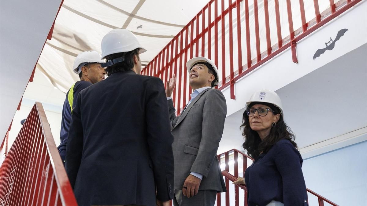 Moreno visita un colegio de Churriana de la Vega dañado por los terremotos.
