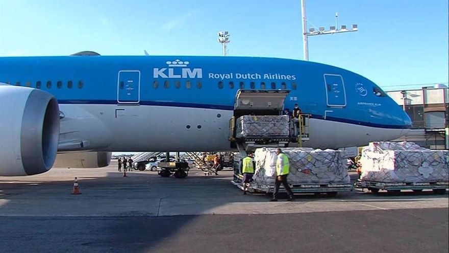Un avión de KLM trajo más de 200.000 dosis de AstraZeneca