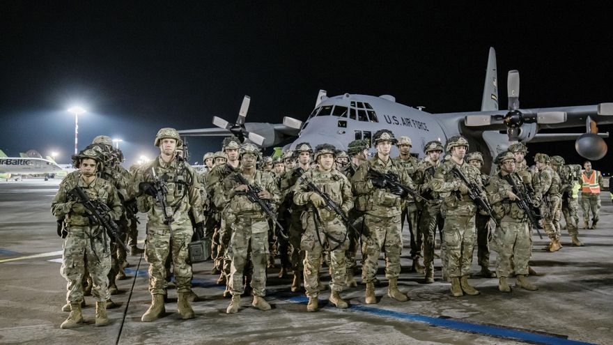 Imagen facilitada por el Ministerio de Defensa de Letonia de los primeros soldados de la 173.a Brigada Aerotransportada del Ejército de EE. UU. a su llegada en una avión militar a Letonia. EFE/EPA/GATIS INDREVICS HANDOUT