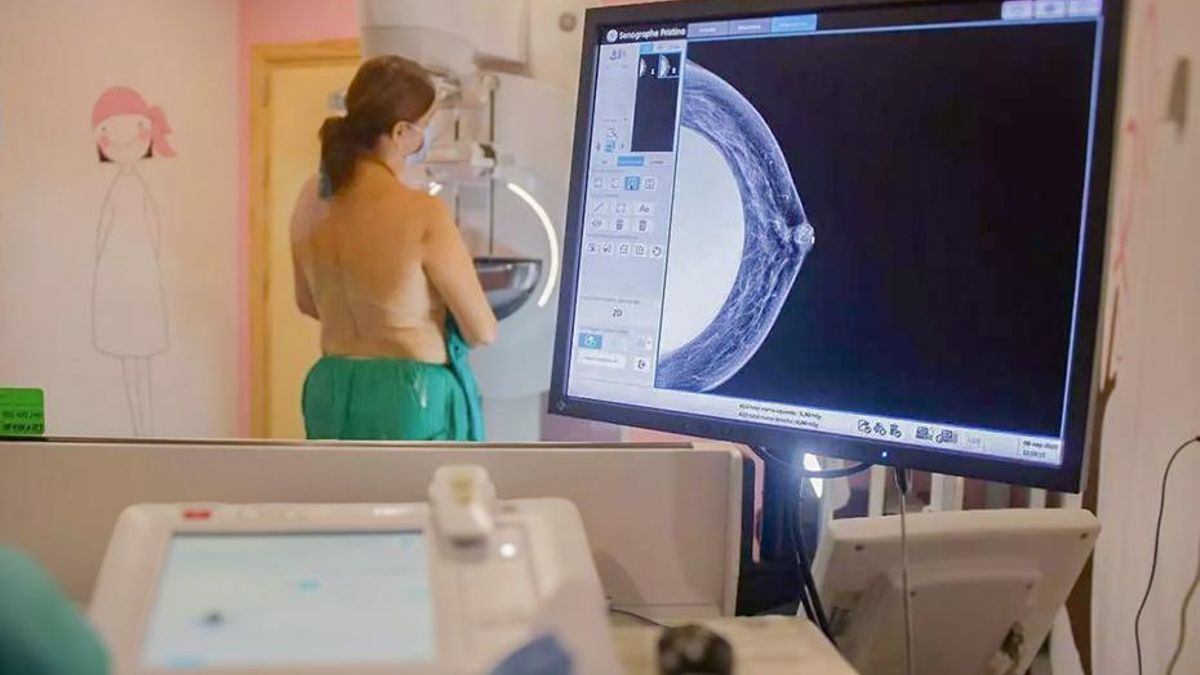Una mujer se somete a la realización de una mamografía