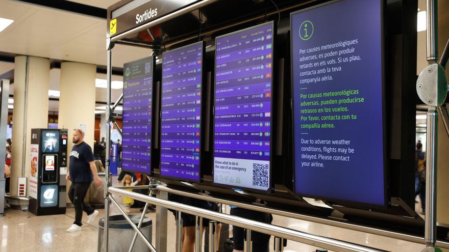 Archivo - Un panel informa de las causas meteorológicas que afectan a los vuelos del aeropuerto de Barcelona-El Prat, en la terminal T-2, a 4 de noviembre de 2024, en El Prat de Llobregat, Barcelona, Cataluña (España).