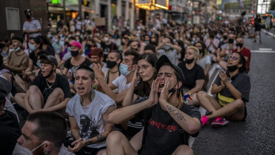 Cientos de personas realizaron una sentada en las calles de Madrid para visibilizar la violencia que sufre el colectivo LGTBI. Según una macroencuesta de la Agencia Europea de Derechos Fundamentales, solo un 16% de las víctimas lo denuncia.