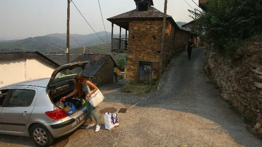 Incendio en los Montes de Valdueza desde la localidad de Ozuela. // César Sánchez / ICAL