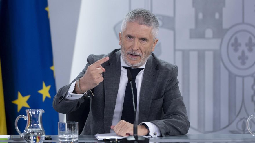 El ministro de Interior, Fernando Grande-Marlaska, durante una rueda de prensa posterior a la reunión del Consejo de Ministros, en el Palacio de La Moncloa, a 8 de julio de 2025, en Madrid (España).