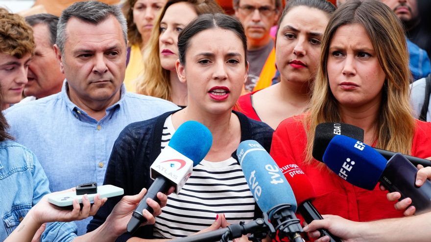 Irene Montero, ministra de Igualdad, atiende a los periodistas en San Fernando de Henares (Madrid), este sábado. EFE/Borja Sánchez-Trillo