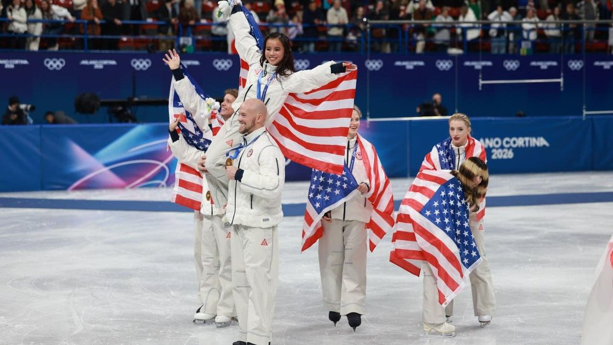 El equipo de EEUU celebra la medalla de oro en patinaje artístico en los Juegos Olímpicos de Invierno.