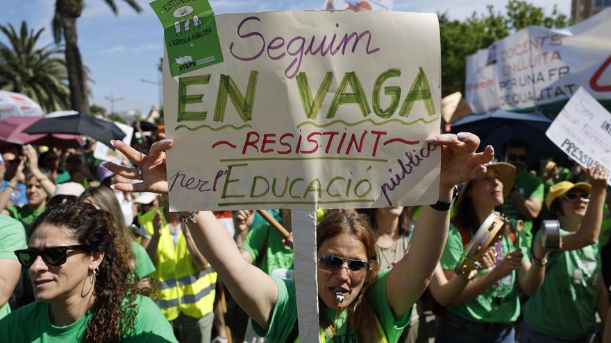 Educación prohíbe la entrada a la sede de Campanar a cientos de docentes y les obliga a concentrarse en la calle