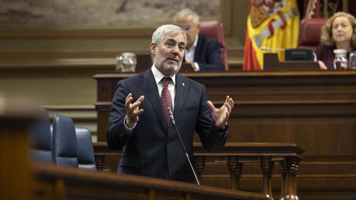 El presidente de Canarias, Fernando Clavijo, en el Parlamento de Canarias, este miércoles.