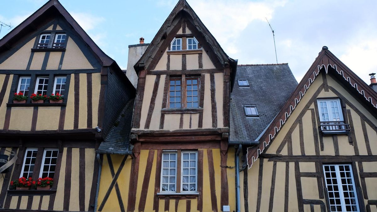 Casas con trama de madera en el casco histórico de Fougeres.