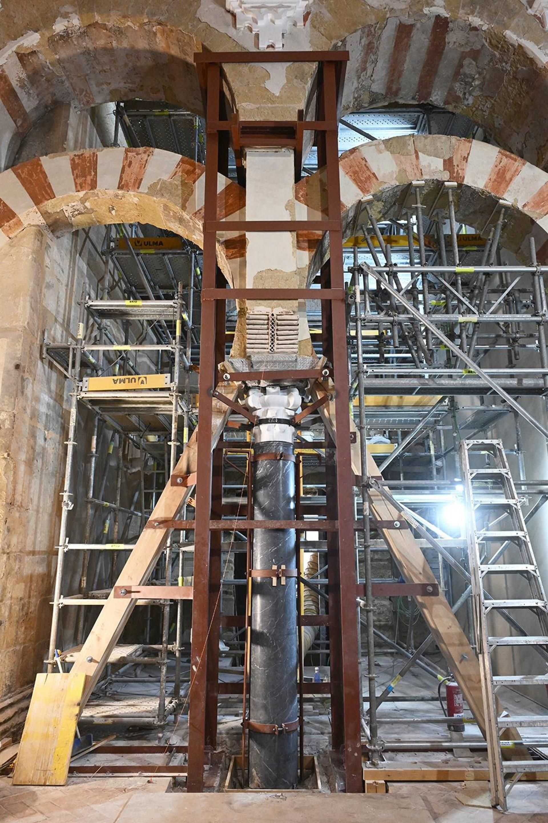 Columna de la Mezquita Catedral sustituida tras los daños por el incendio.