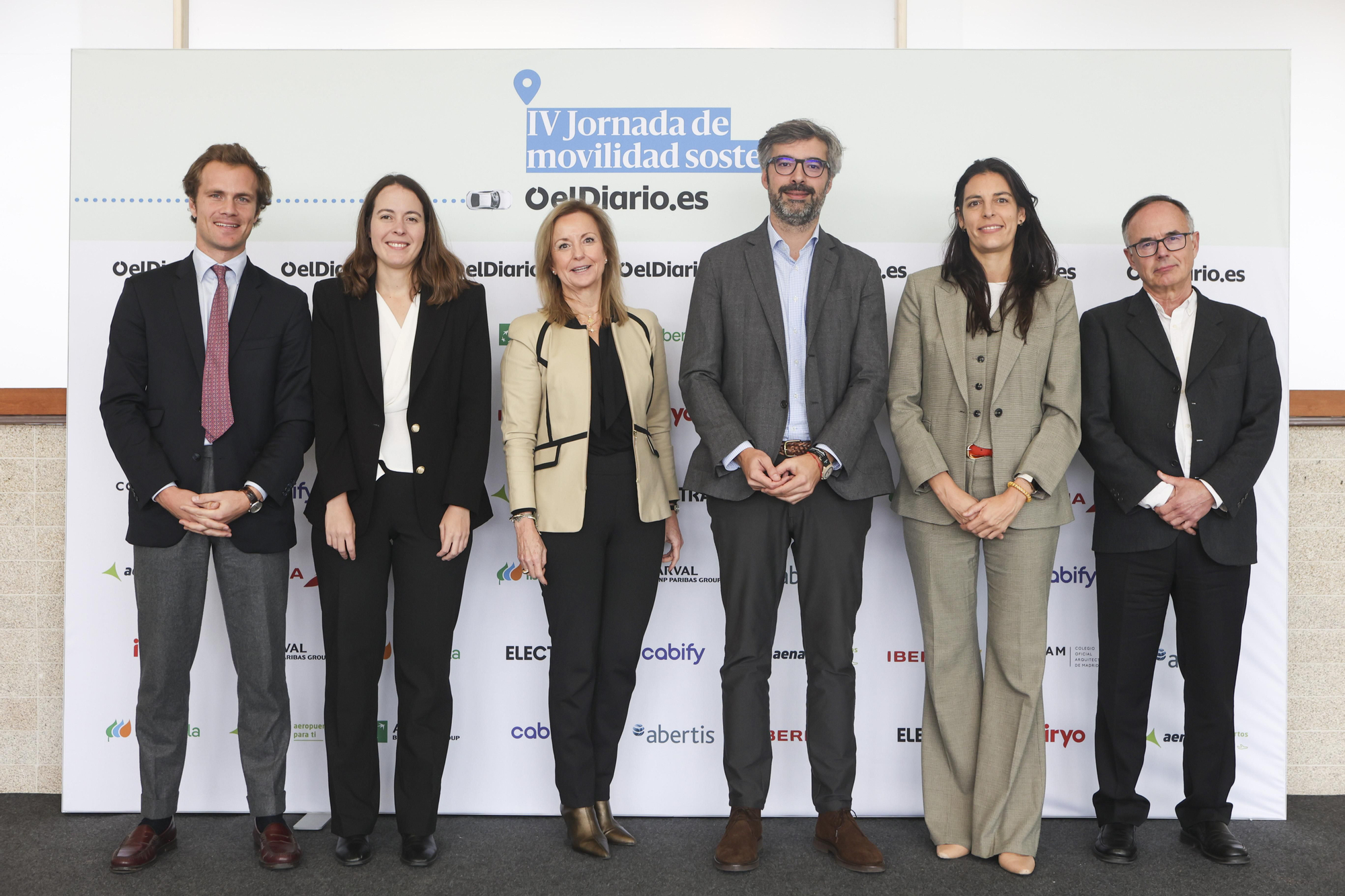 Participantes de la mesa 'Cómo abordar el paso a la movilidad eléctrica para empresas y particulares'