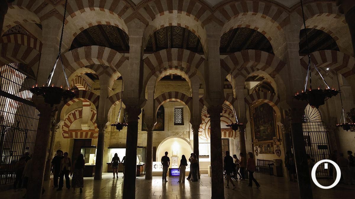 Turistas visitando de noche la Mezquita Catedral en el Día del Patrimonio