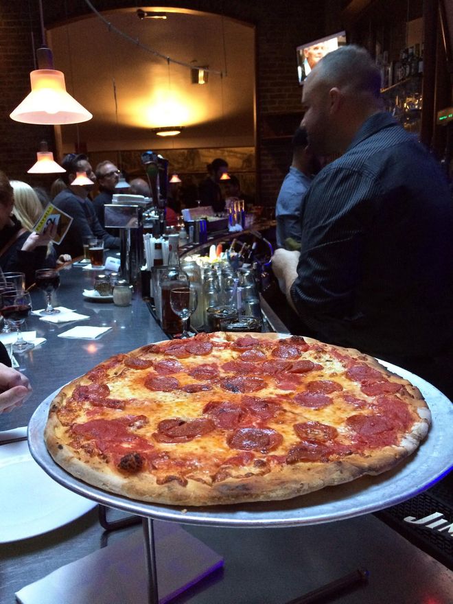 Una de pepperoni en Jonh's Pizza, un mito de la gastronomía en New York.