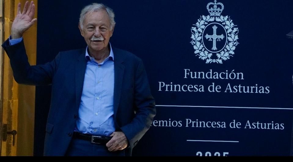 Eduardo Mendoza saluda a su llegada al hotel de La Reconquista, en Oviedo. 