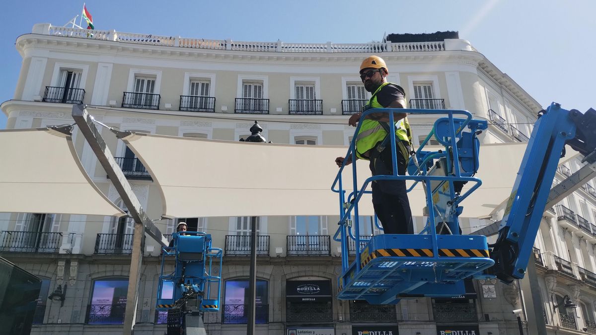 Un operario en la instalación de los toldos de la Puerta del Sol