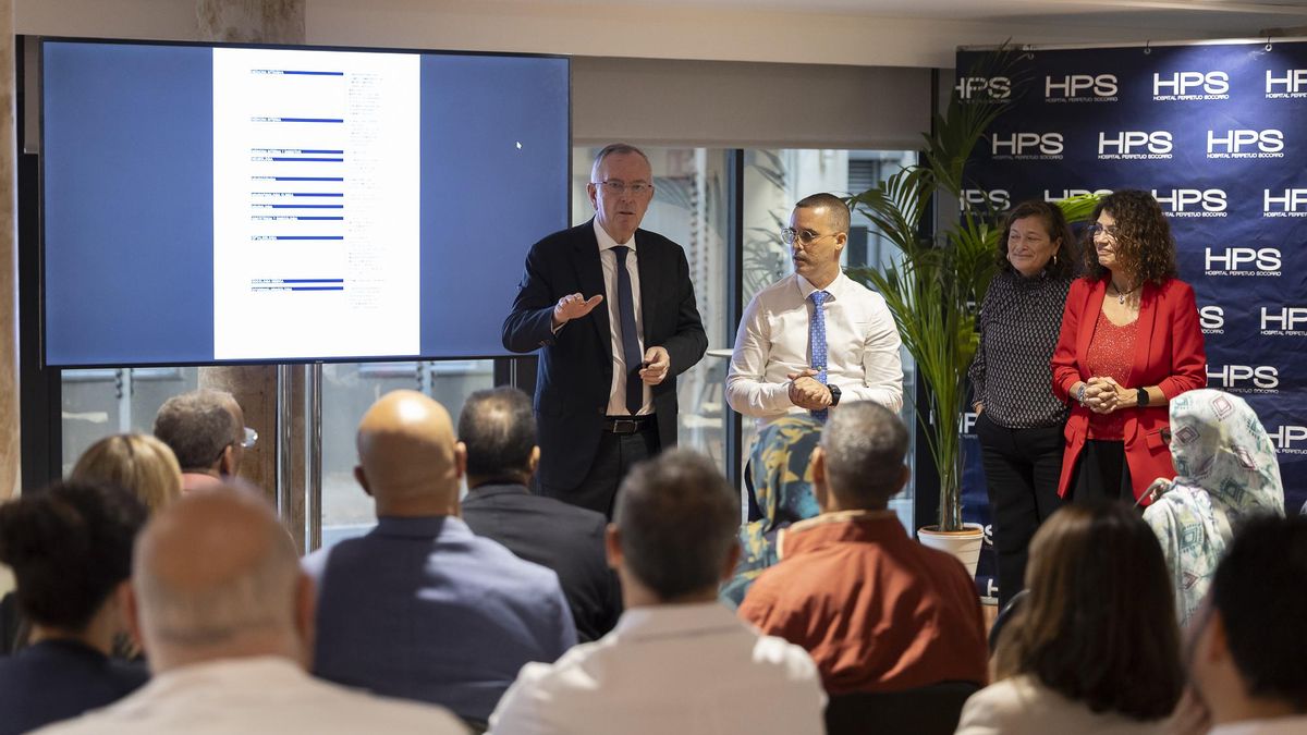 El CEO de HPS, el doctor Jorge Petit, presentando los números de HPS a la delegación de Mauritania.