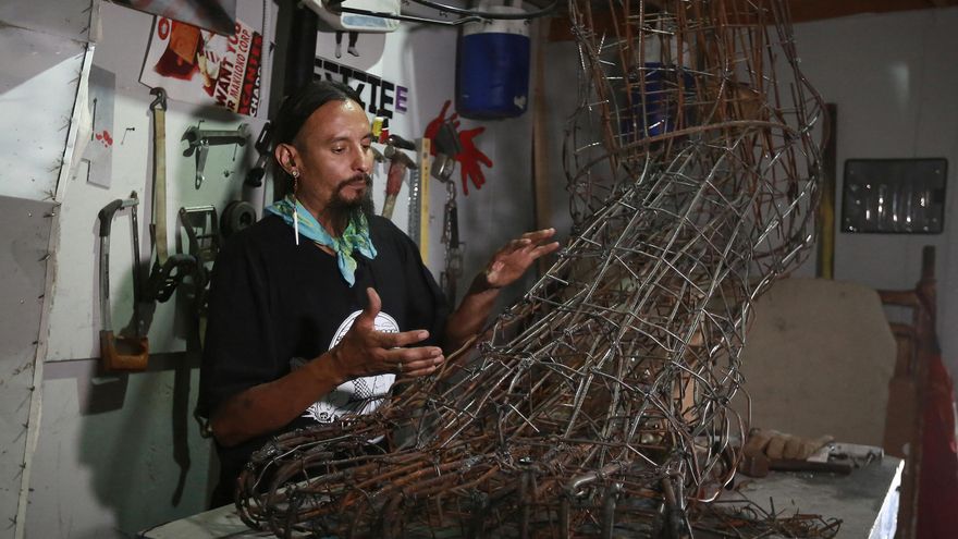 Una escultura hecha con varillas del muro fronterizo honra a migrantes en norte de México