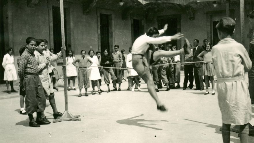 Clase de gimnasia en el Institu-Escola de Barcelona (1932)