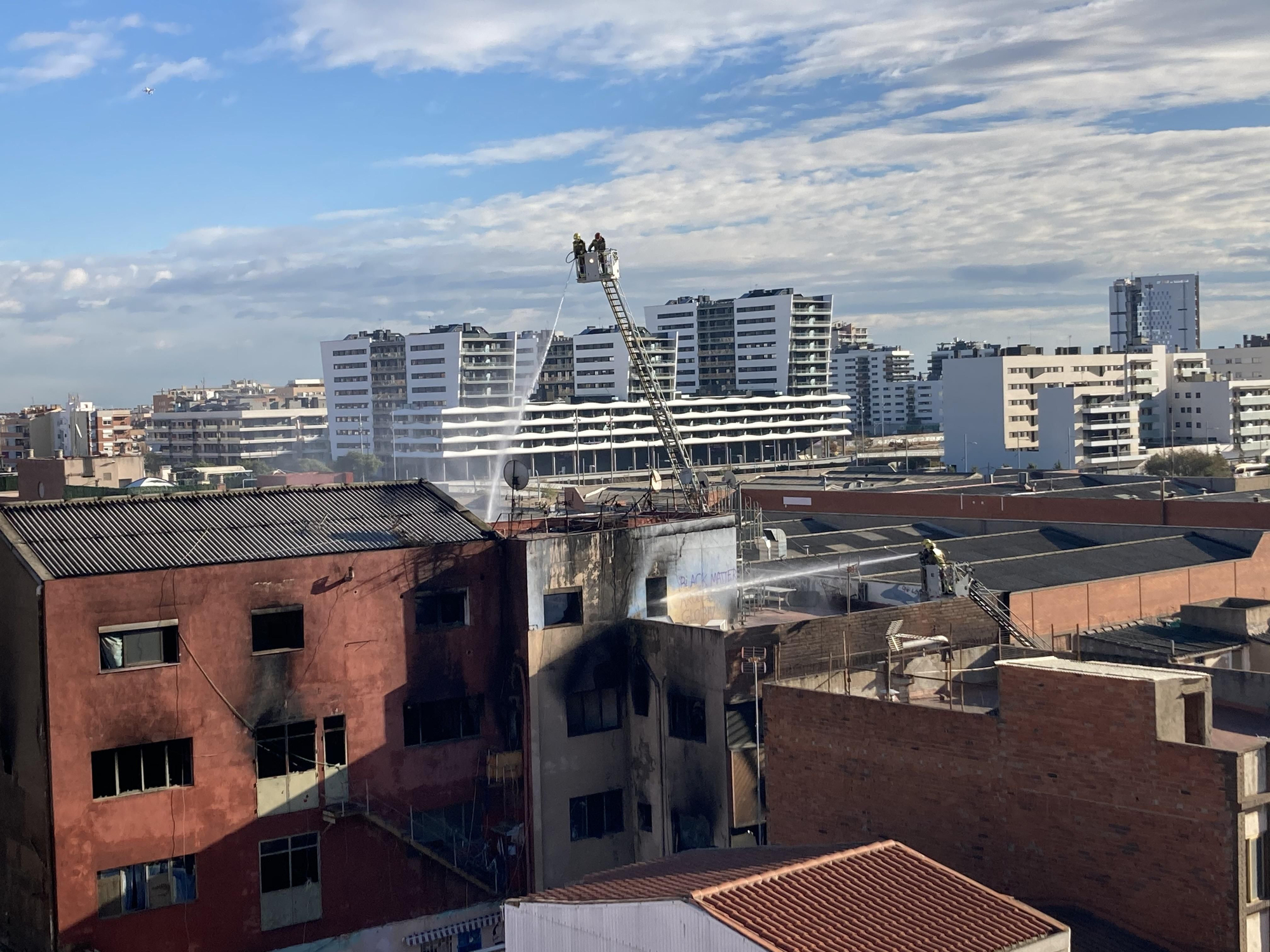Los bomberos trabajando este jueves por la mañana en Badalona.