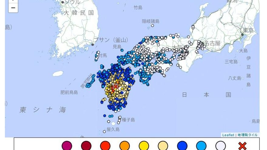 Varias personas atrapadas en un centro comercial derrumbado tras un terremoto de 7,1 en Japón