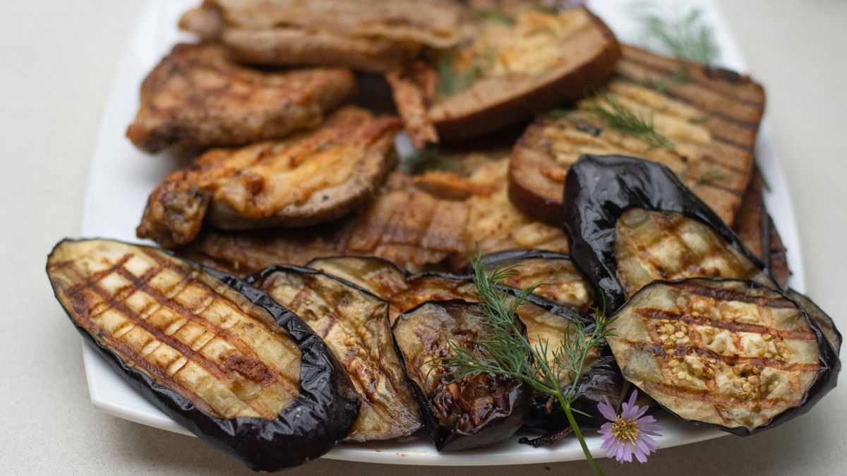 Un plato de berenjenas asadas.