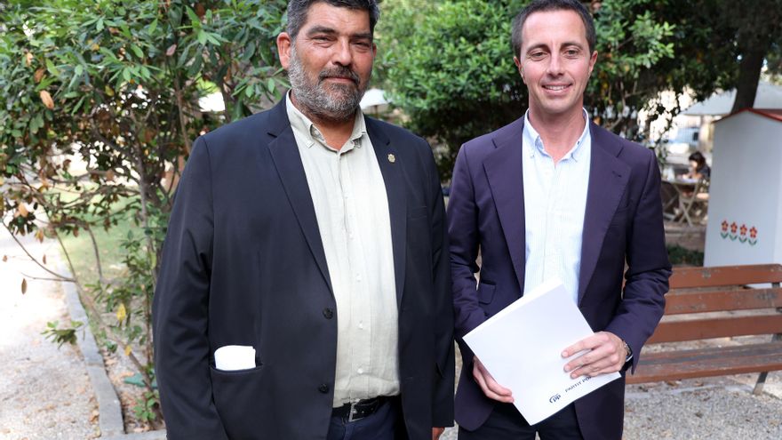 Archivo - El presidente del Consell de Mallorca, Llorenç Galmés (d) y el vicepresidente del Consell de Mallorca, Pedro Bestard (i), durante una rueda de prensa.