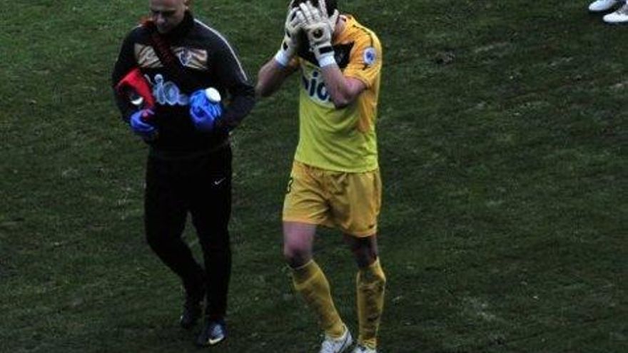 Momento en el que Iturrioz se retira del terreno de juego. (Fuente: www.infobierzo.com)