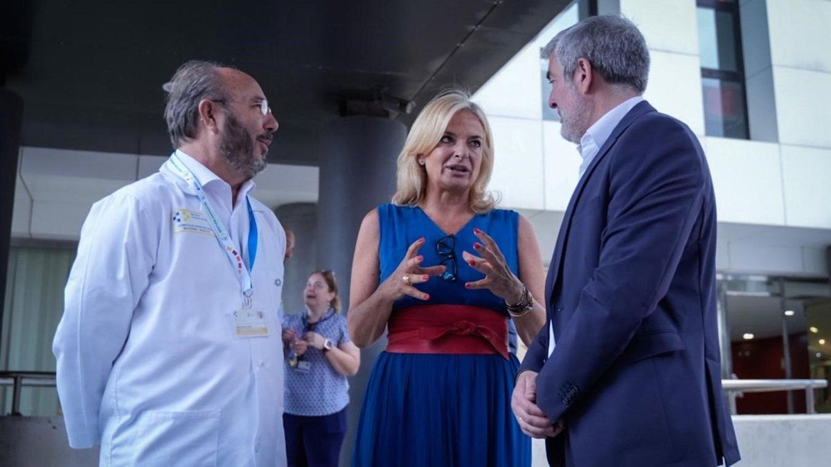 El presidente del Gobierno, Fernando Clavijo, junto a la consejera de Sanidad, Esther Monzón, y el gerente del Hospital Insular. José Blanco. (EUROPA PRESS)