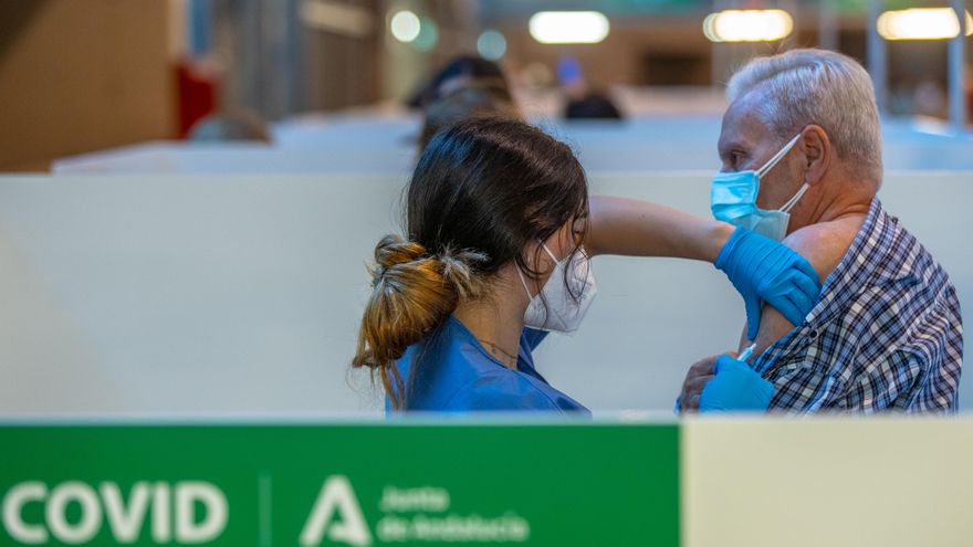 Una persona recibe la primera dosis de la vacuna contra el Covid-19, foto de recurso