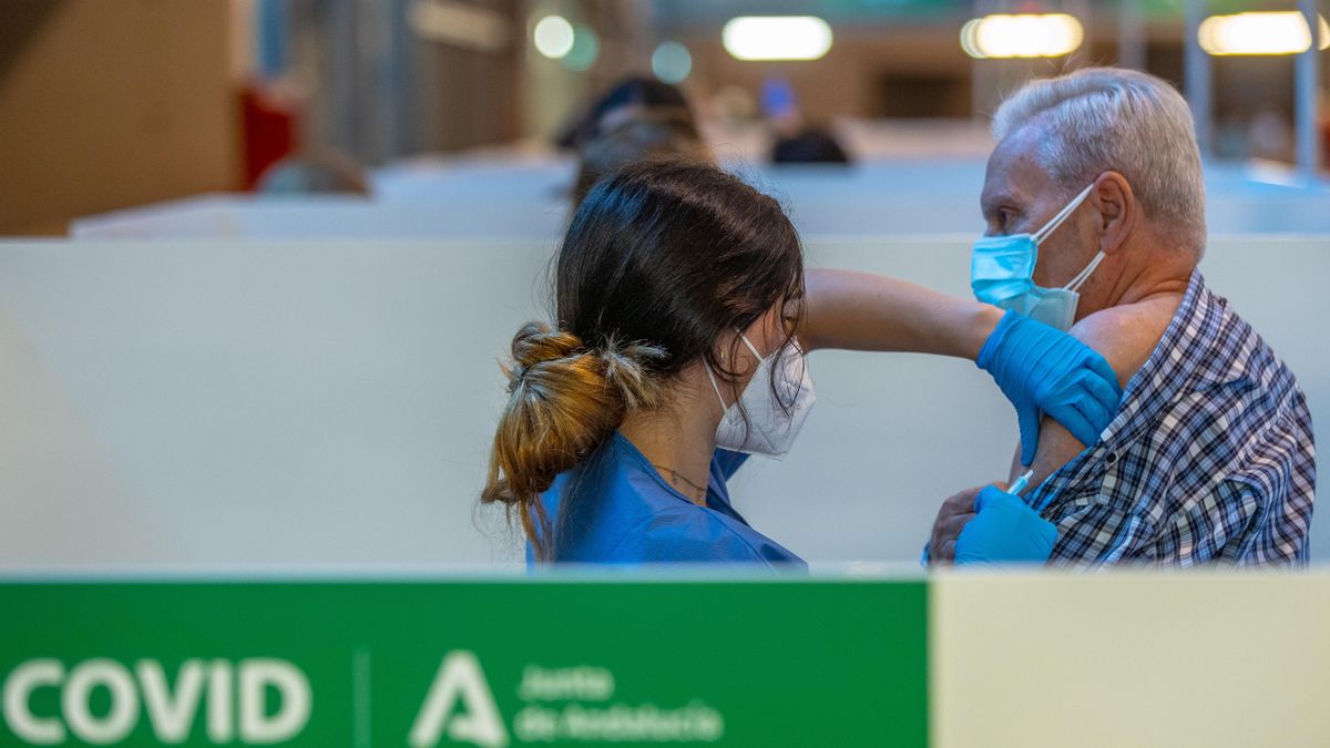 Una persona recibe la primera dosis de la vacuna contra el Covid-19, foto de recurso