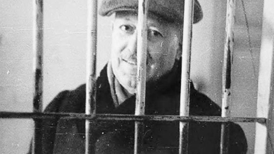 En 1934, fue encarcelado en Madrid por una operación en apoyo a la revolución minera de Asturias