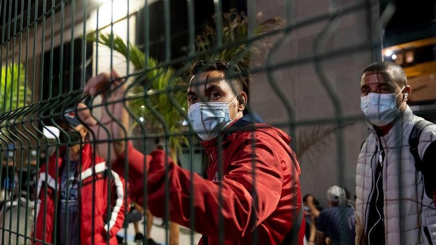 Bloqueados en Tenerife más de 200 migrantes trasladados desde Gran Canaria que quieren viajar a la Península
