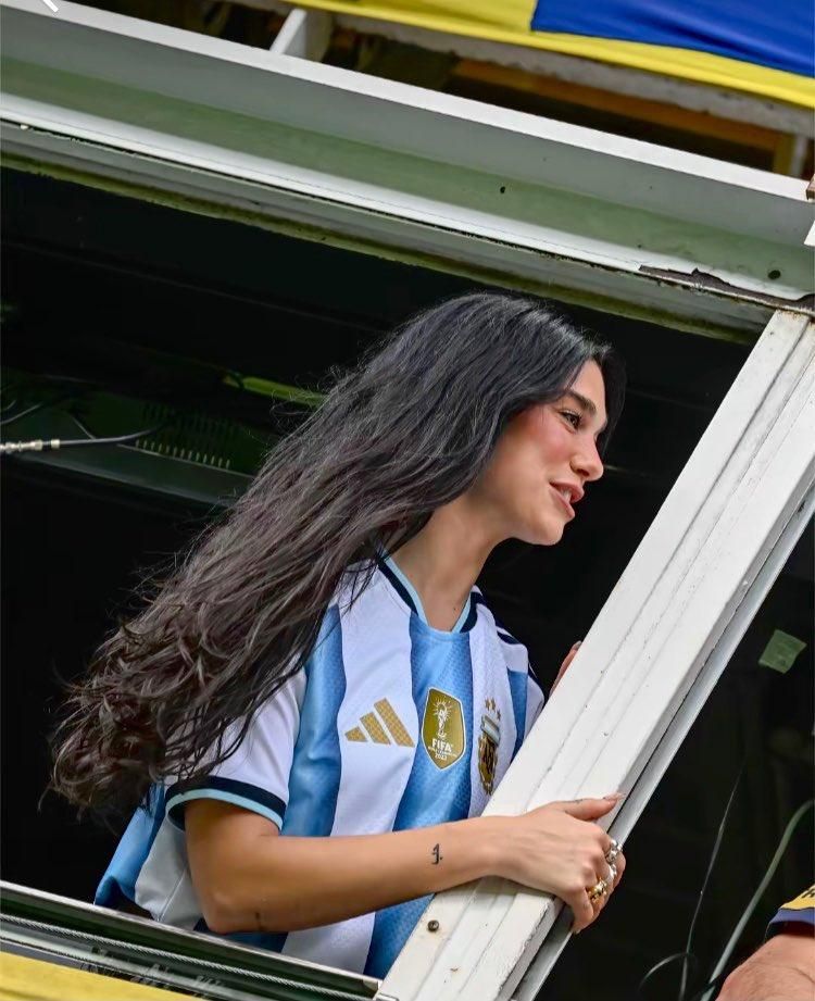 Dua Lipa, presente en un palco de la Bombonera para ver Boca-River.