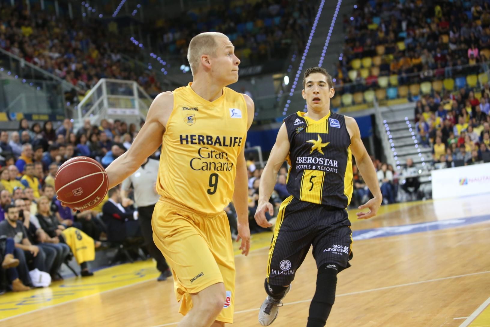 Partido entre el Herbalife Gran Canaria e Iberostar Tenerife en el Gran Canaria Arena. (Alejandro Ramos).