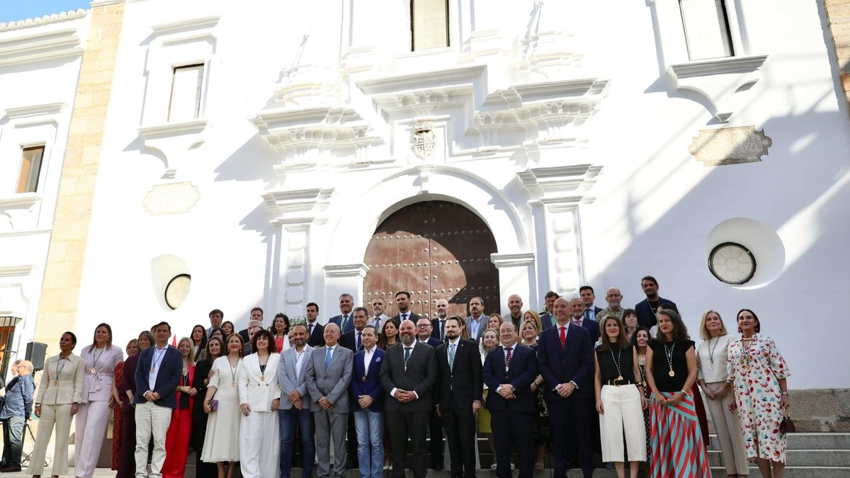 La Asamblea de Extremadura cumple 43 años entre llamamientos a replicar el consenso de la Transición frente a la actual polarización