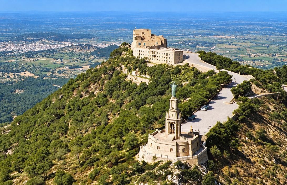 Foto aérea del Monasterio del Puig de Sant Salvador y el Cristo Rey de Felanitx