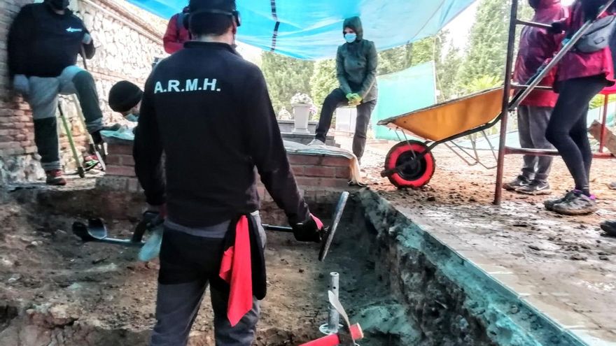 "Es mi tío, es mi tío": localizan a la familia de un represaliado del franquismo de cuyos restos han aparecido "evidencias" en una fosa común de Guadalajara