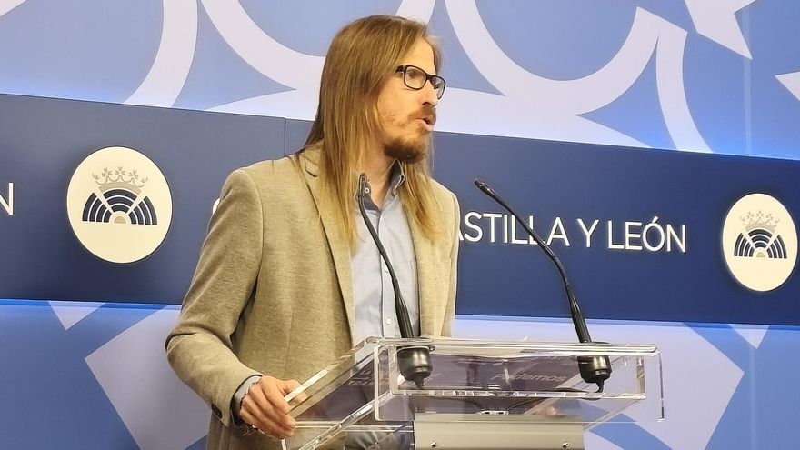 El secretario de Organización y coportavoz de Podemos, Pablo Fernández, en una rueda de prensa como procurador en las Cortes de Castilla y León.