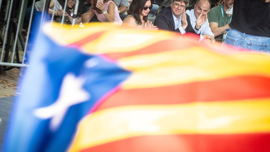 El presidente de Junts, Carles Puigdemont, junto a su esposa durante la celebración de Junts