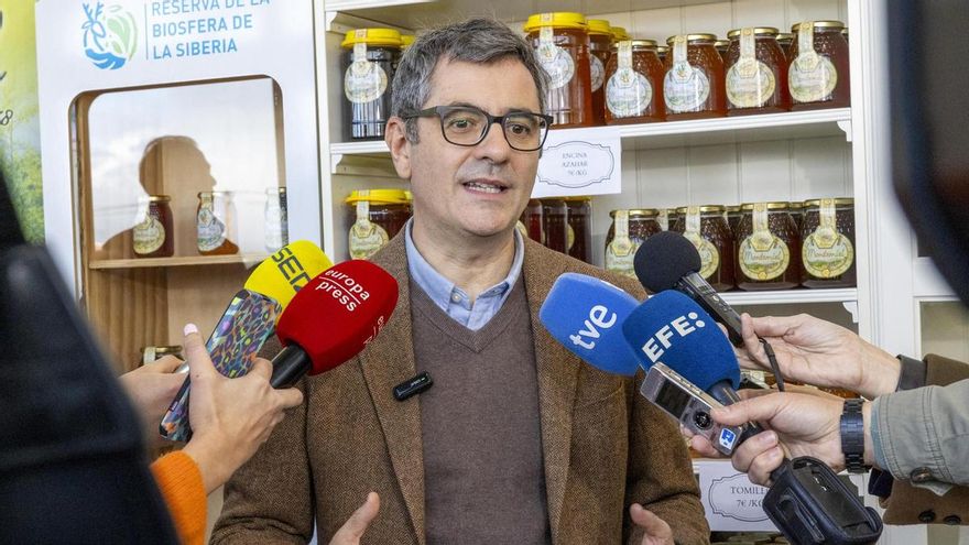 El ministro de Presidencia, Justicia y Relaciones con las Cortes, Félix Bolaños, atiende a los medios durante su visita a una cooperativa de miel en Fuenlabrada de los Montes (Badajoz) este jueves.