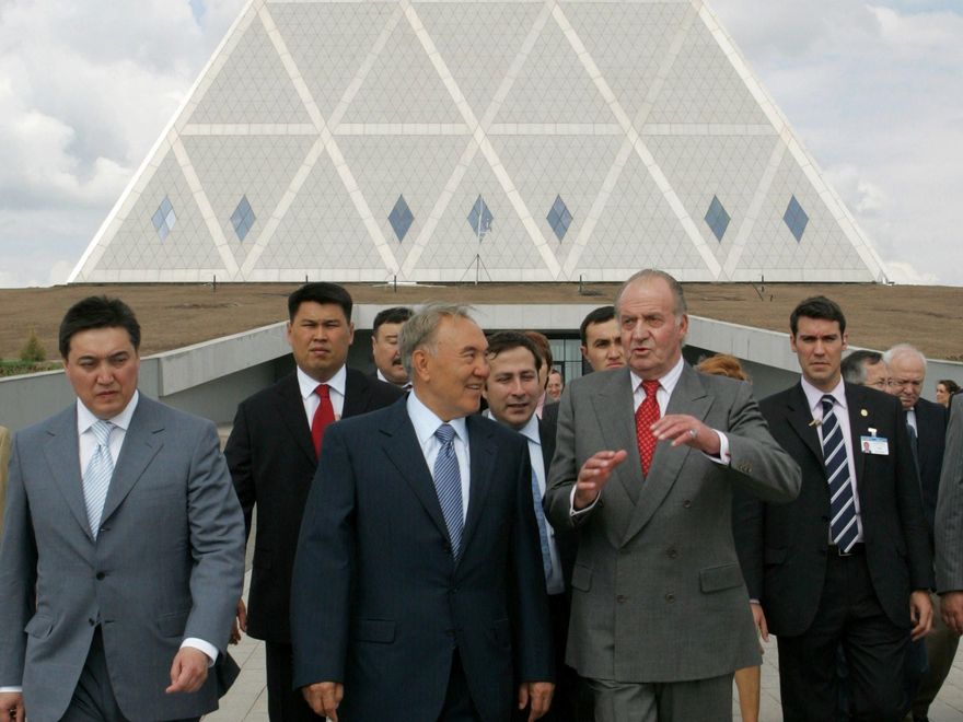 Juan Carlos, junto a Nursultan Nazarbayev, durante una visita a la Pirámide de la Paz, en Astana, ahora Nur-sultan, en 2007
