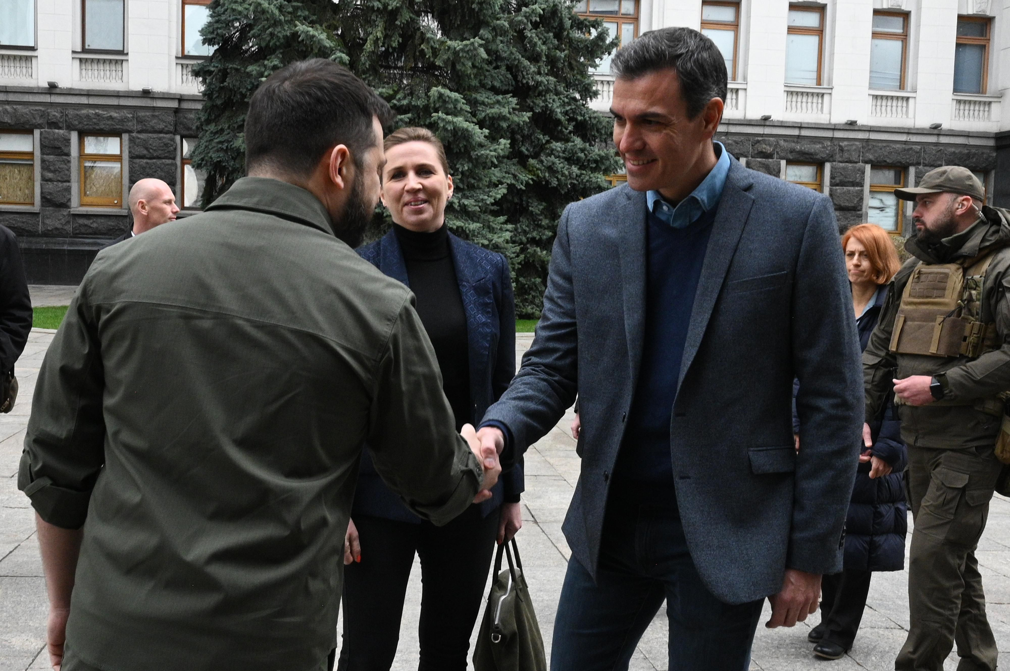 Sánchez saluda a Zelenski en Kiev el 21 de abril.