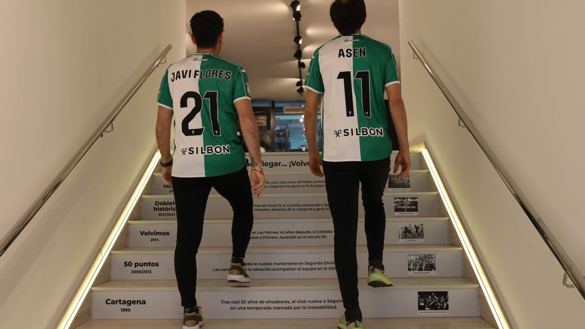 Javi Flores y Asen con la nueva camiseta