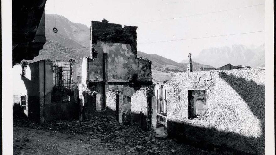 "Típica calle de Potes con uno de sus edificios incendiados por los rojos".