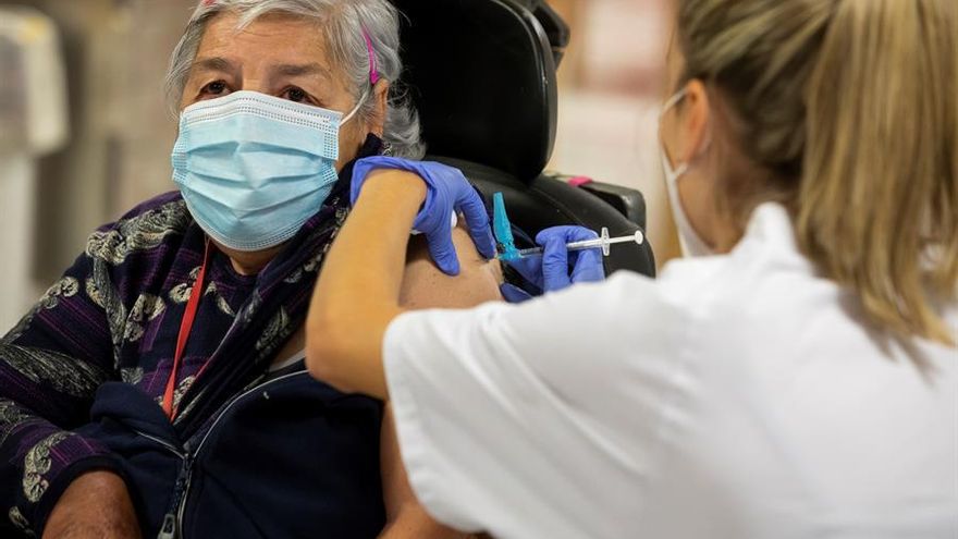 María Isabel Barrera Rodríguez, quinta persona en recibir la vacuna contra la covid-19 en la isla de Gran Canaria, en la campaña que se inició este domingo en el Centro Sociosanitario El Pino en Las Palmas de Gran Canaria. EFE/Quique Curbelo