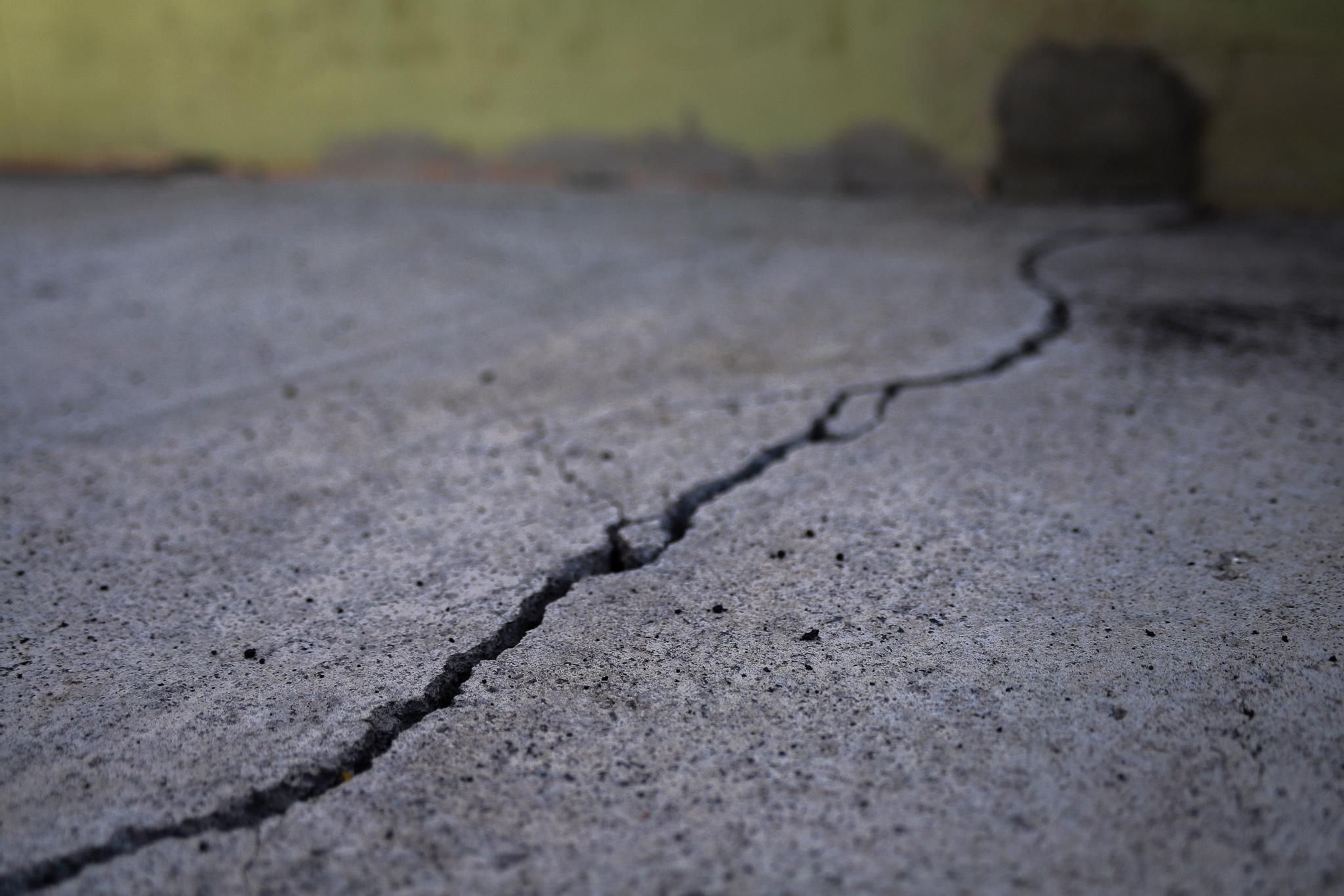 Asfalto afectado por gritas tras la erupción de La Palma. LUIS G. MORERA/EFE