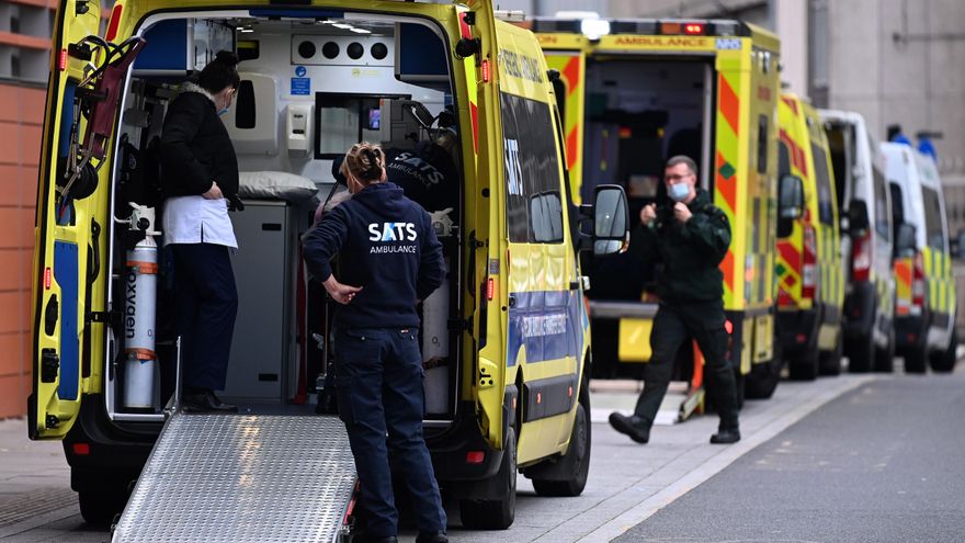 Ambulancias del NHS a las afueras del Hospital Royal London, en una imagen de archivo. EFE/EPA/ANDY RAIN