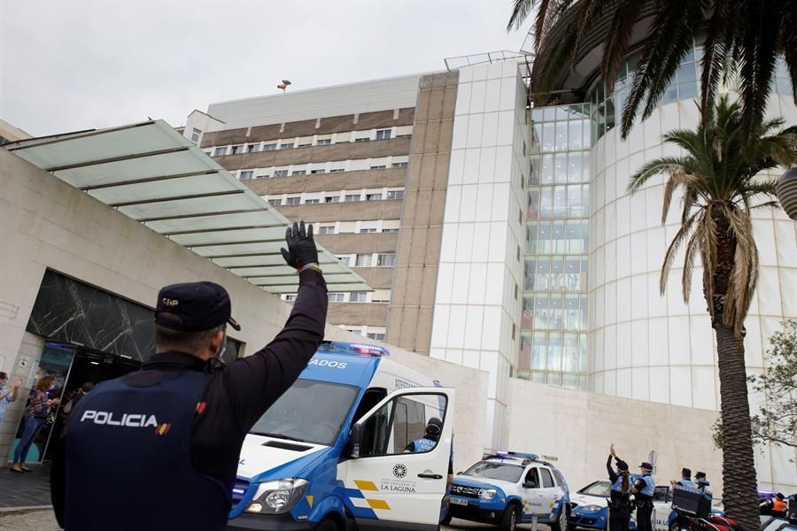 Policías, en la puerta del HUC, homenajeando a los sanitarios del hospital