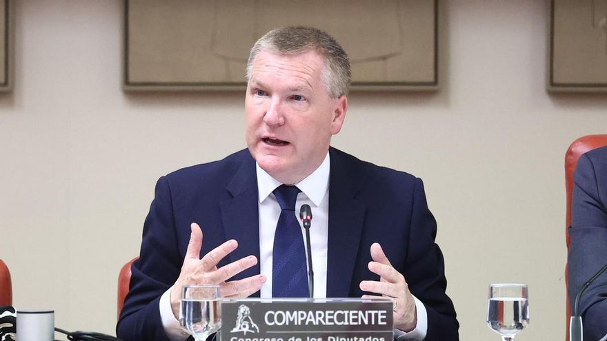 Archivo - El comisario europeo responsable de Democracia, Justicia, Estado de Derecho y Protección de los Consumidores, Michael McGrath, comparece en el Congreso de los Diputados, a 21 de abril de 2026.